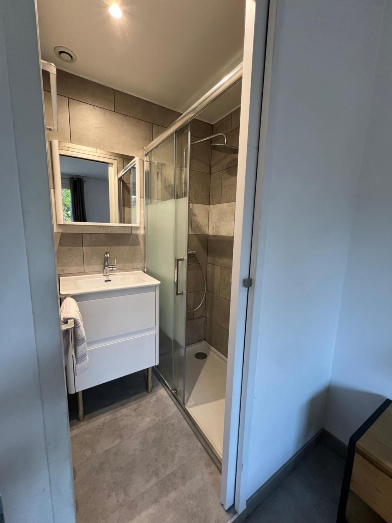 Chambre Avec Salle D'Eau Privee Dans Appartement Partage 200 M Du Tram Montpellier Rum bild